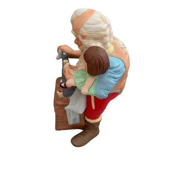 HALLMARK GOLD CROWN COLLECTIBLE SANTA THE TOYMAKER FINE PORCELAIN FIGURINE 1988 - Picture 4 of 10